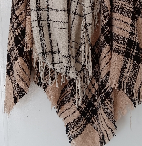 NEW Chic Textured Plaid and Knit Poncho and Shawl, One Size Fits Most - Picture 6 of 7